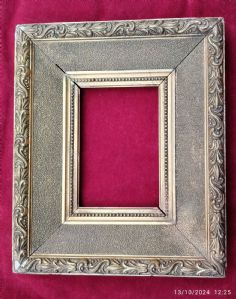 cornice dorata e sagomata con svasatura all'interno sabbiata r motivo intagliato a treccia I° XIX° sec. luce cm.15.5 x 10.5 est. cm.31 x 26 